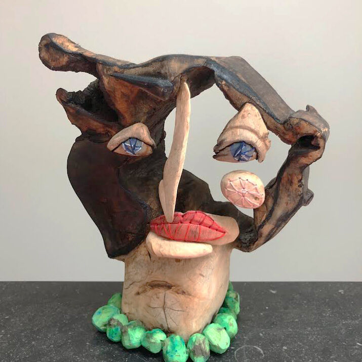 Eveline van Duyl, The green Necklace, 2025, Holz bemalt, 36x30x30 cm